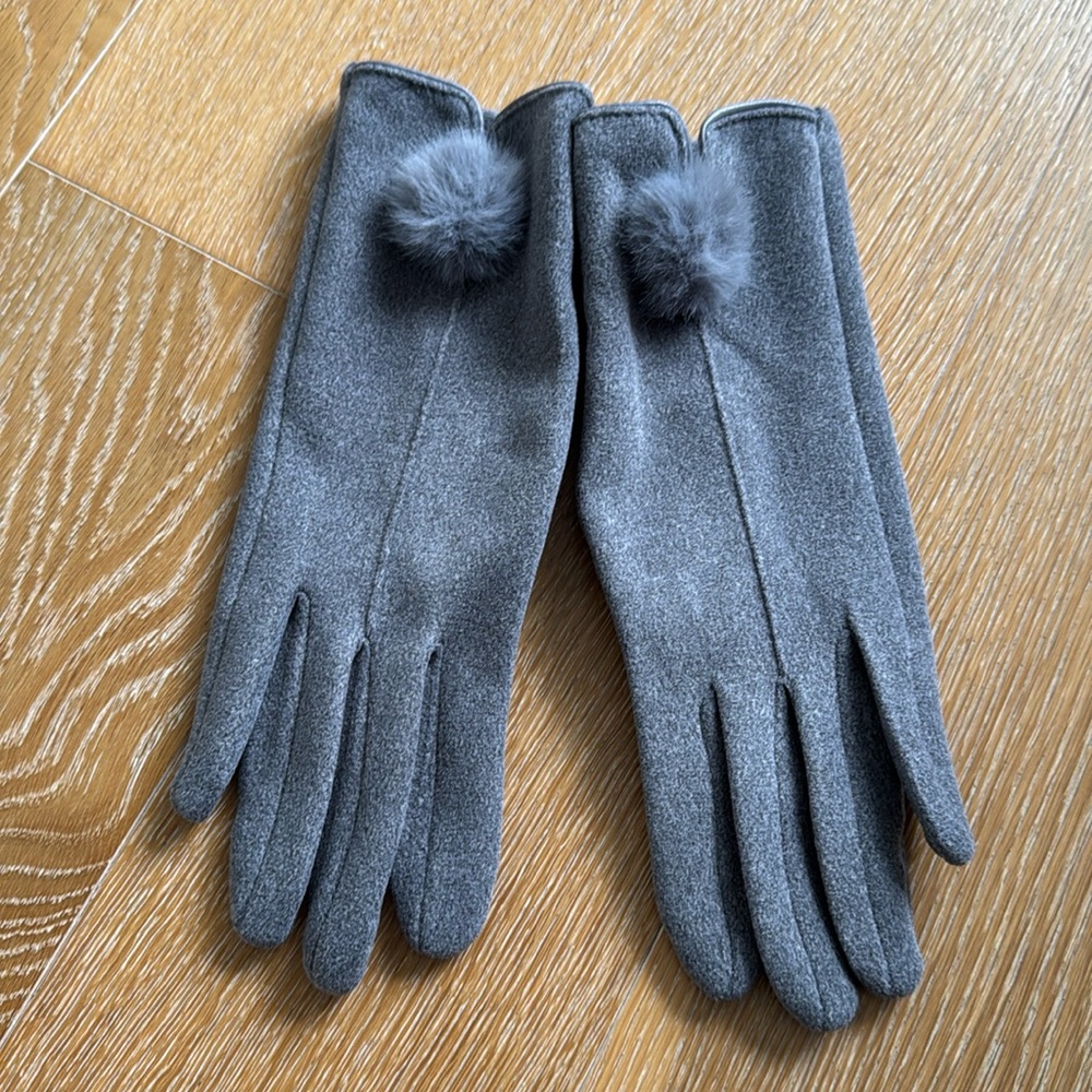 Gray gloves.